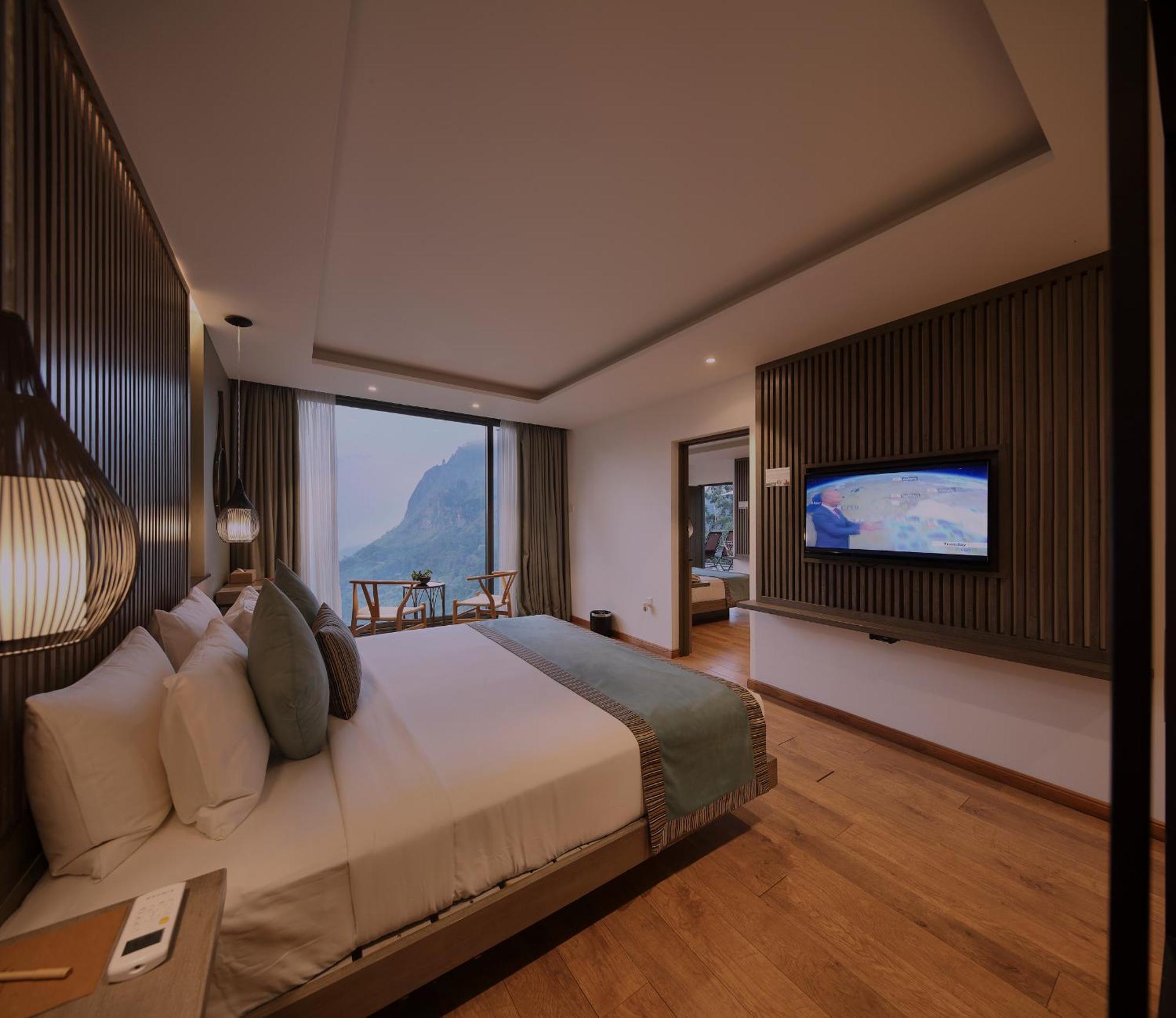 Premium Family Room Balcony Hot Tub Ella Rock View