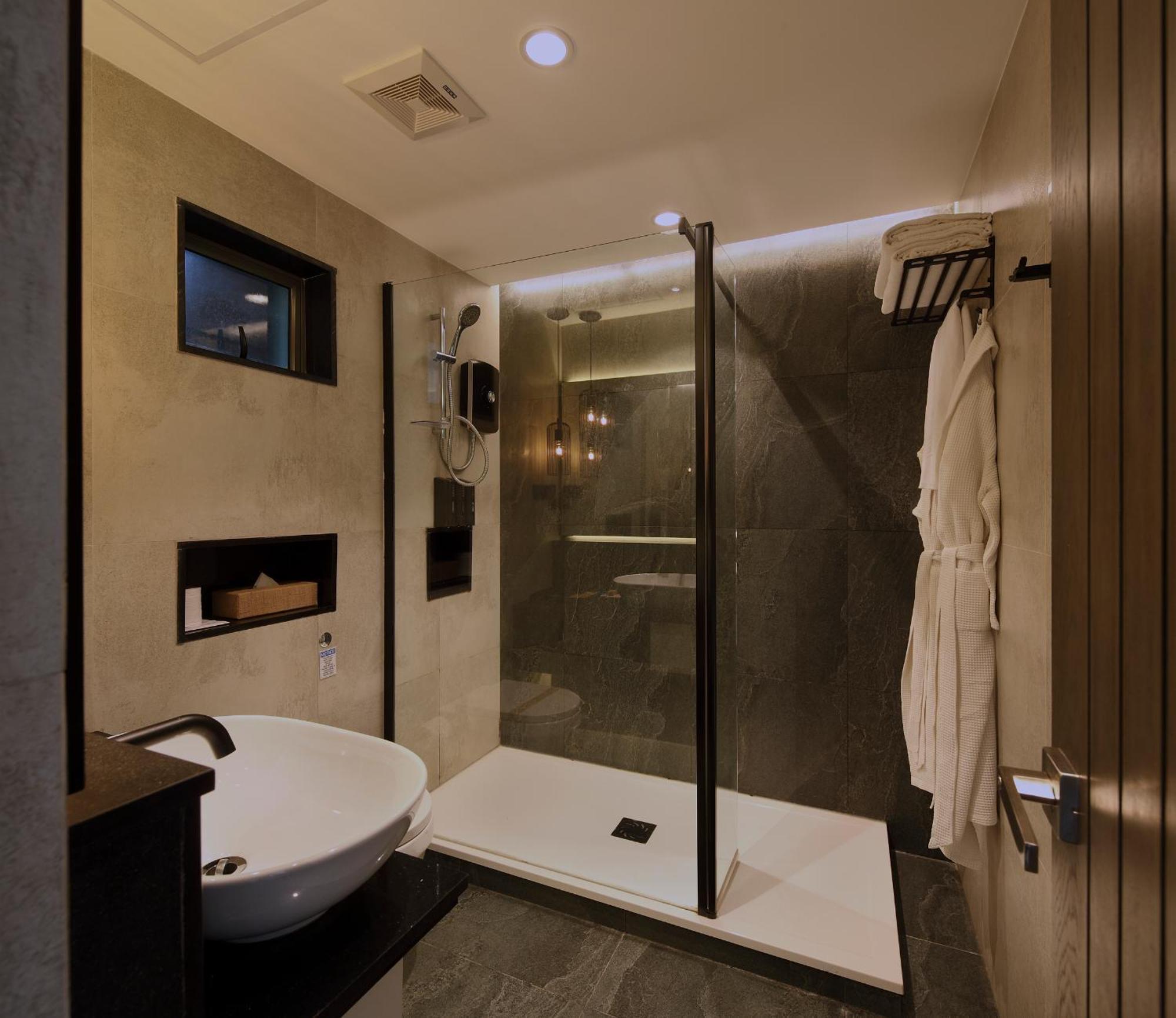 Premium Family Room Balcony Hot Tub Ella Rock View